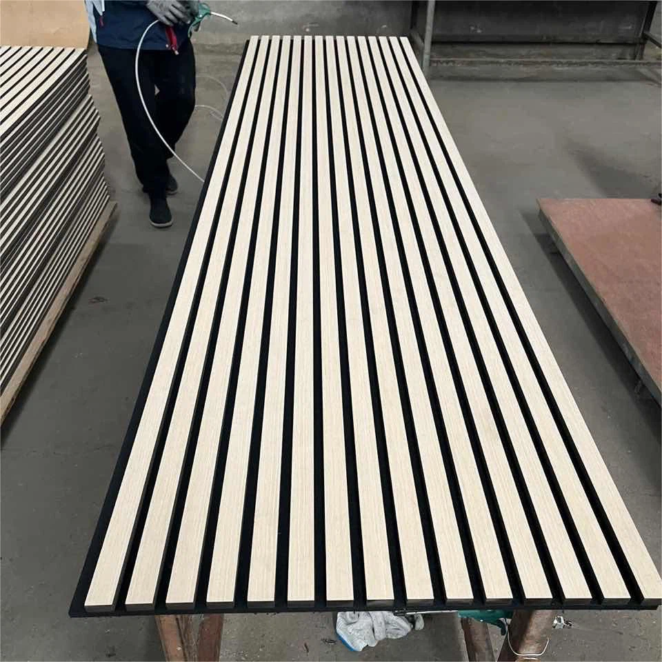 Drevený lamelový akustický nástenný panel